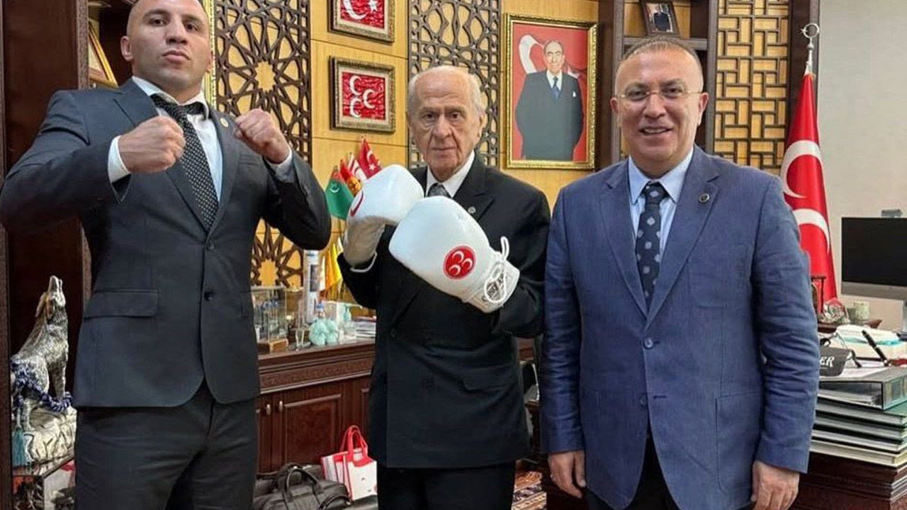 Bahçeli boks eldivenini giydi