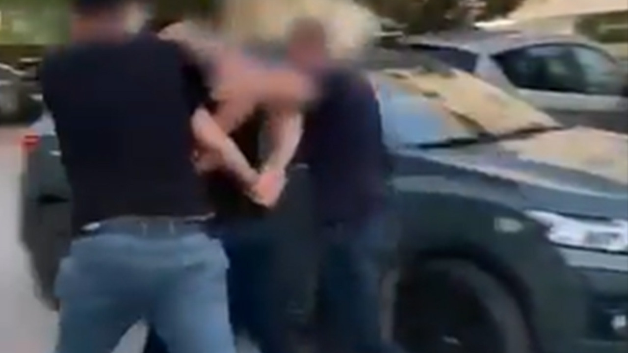 Kocaeli’de babaya tokat atan şahsa ters kelepçe!