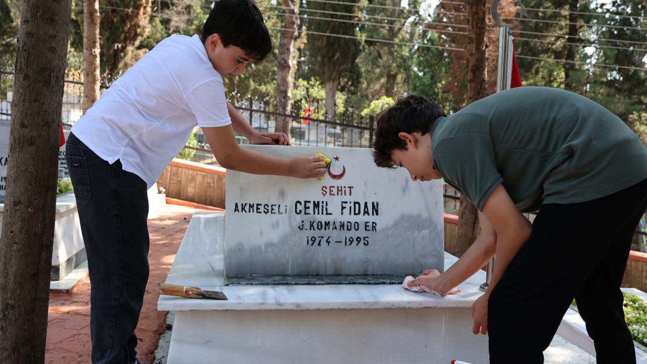 Kocaeli’de Öğrencilerden dualarla anma, temizlikle vefa