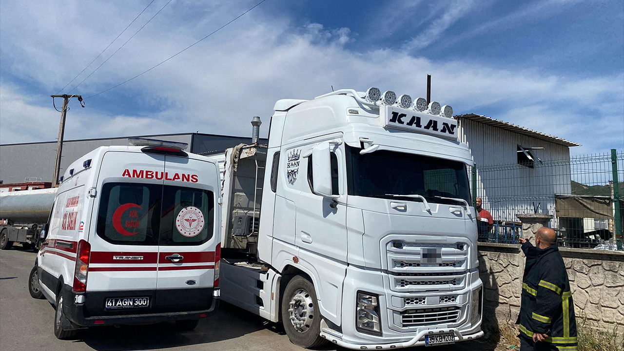 Kocaeli'de kamyon elektrik tellerine çarptı: Sürücü ağır yaralandı!