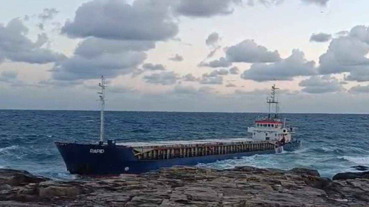Kocaeli’de ticari gemi karaya oturdu
