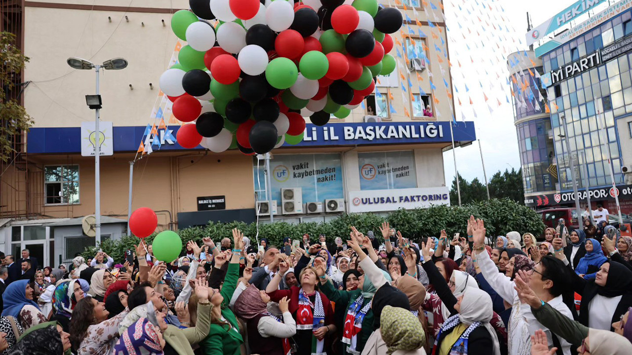AKP'li kadınlar Filistin için balon uçurdu