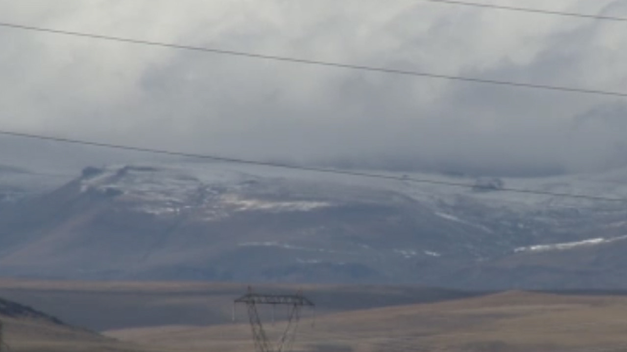 Kars'ta dağların zirvesine mevsimin ilk karı yağdı
