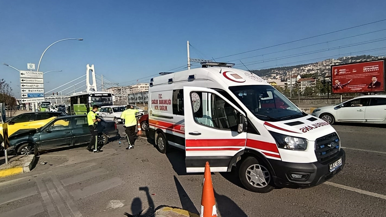 İzmit'te otomobille motosiklet çarpıştı! Sürücü yaralı