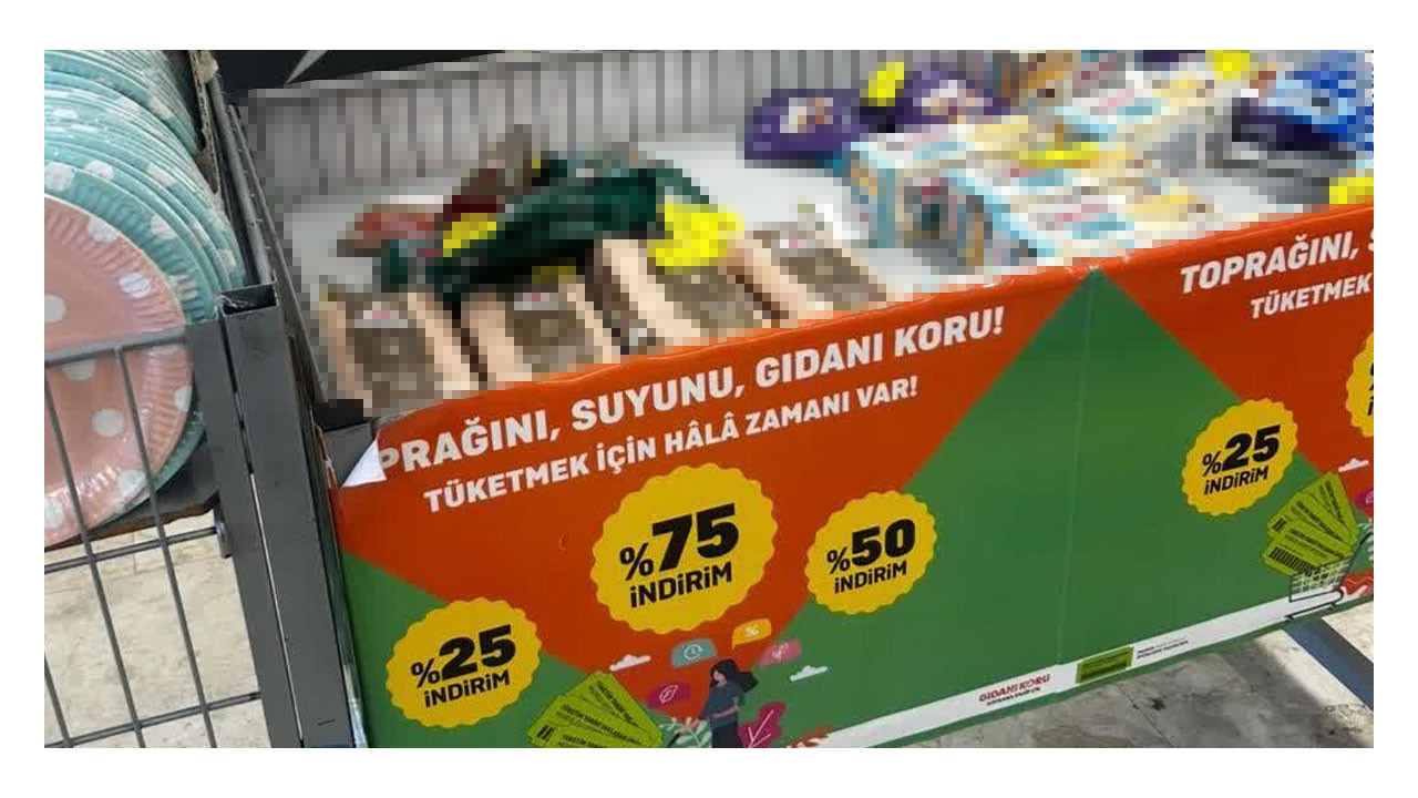 İzmit’teki zincir marketi böyle ifşa etti! Vatandaşa çöp mü satıyorlar?
