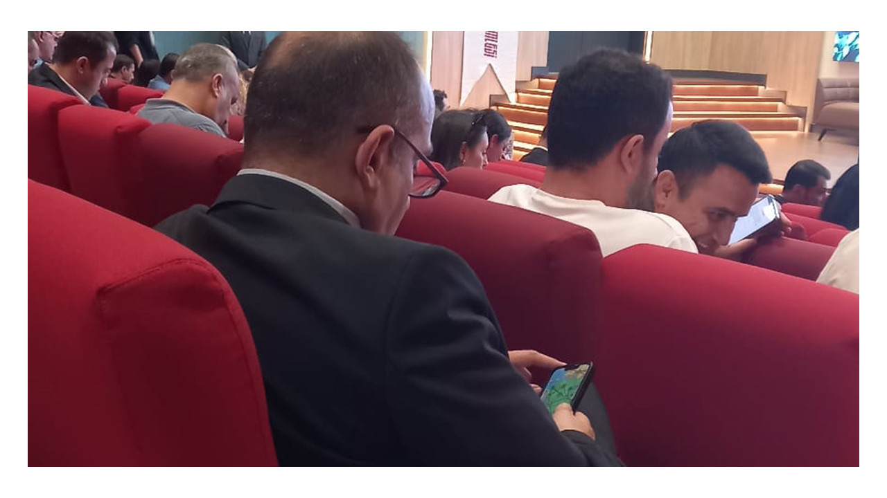 ELMAS Programında cep telefonunda oyun oynadı