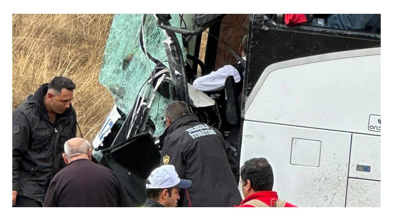 Sivas’ta otobüs yolculuğu faciaya döndü! 3'ü ağır 18 yaralı