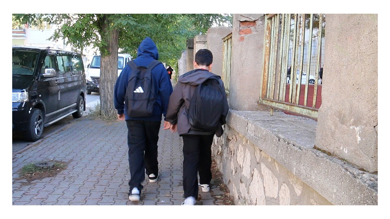 Ağır okul çantaları çocuklarda skolyoz riskini artırıyor