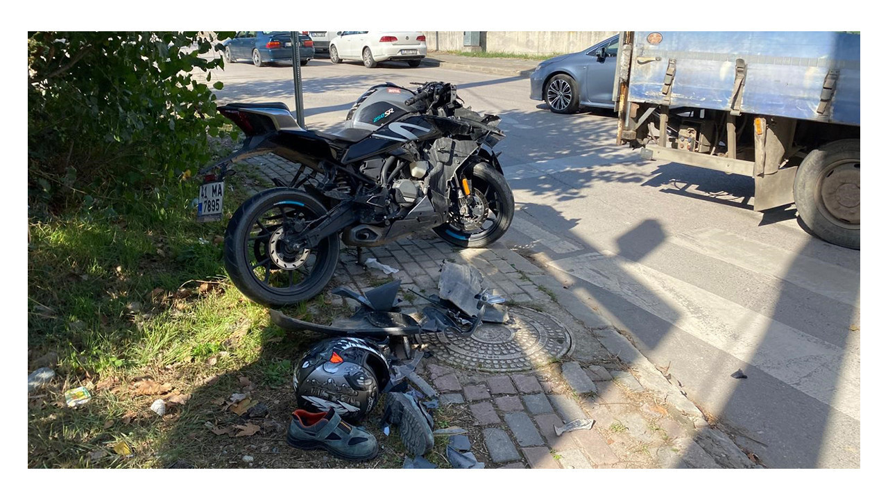 Kamyonet ile motosiklet çarpıştı: 1 ağır yaralı