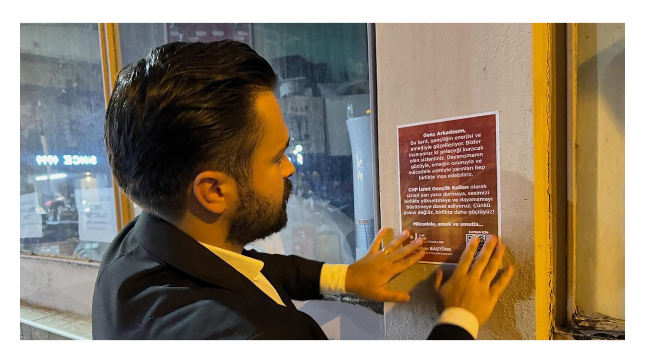 CHP’li gençler İzmit sokaklarını stickerla donatarak çağrı yaptı