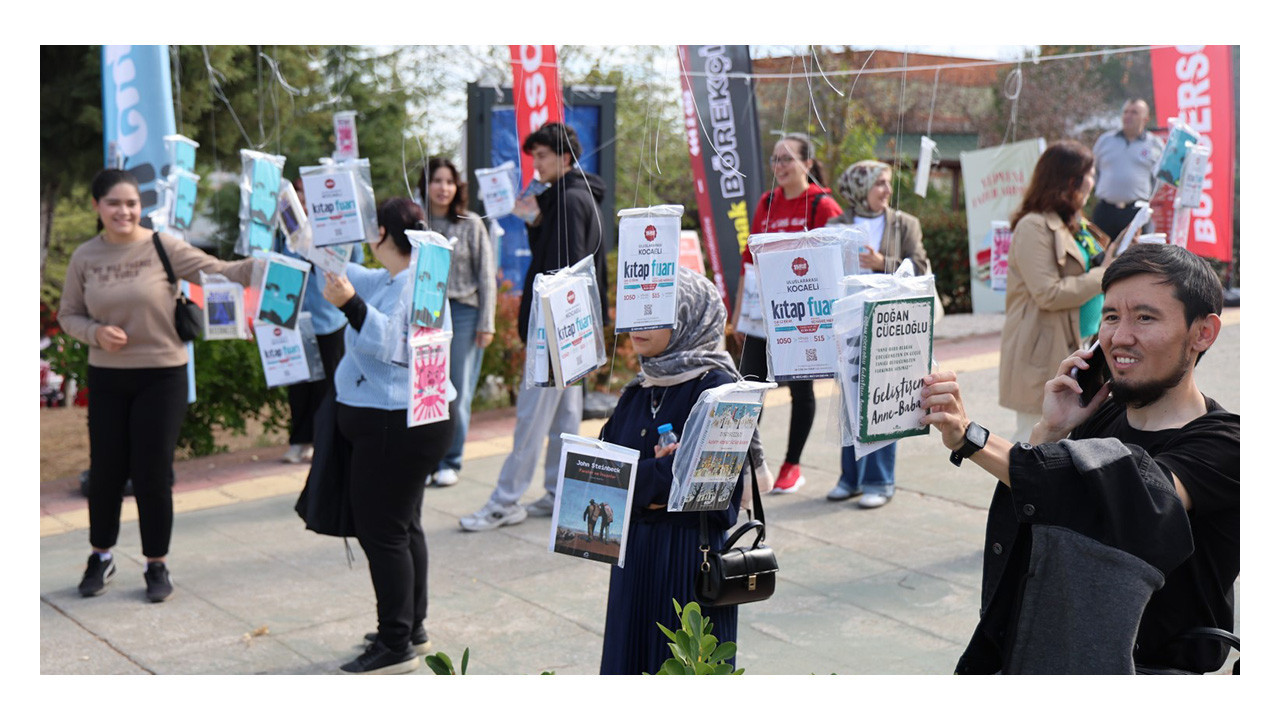 Kocaeli Üniversitesi’nde ağaçlar kitapla doldu