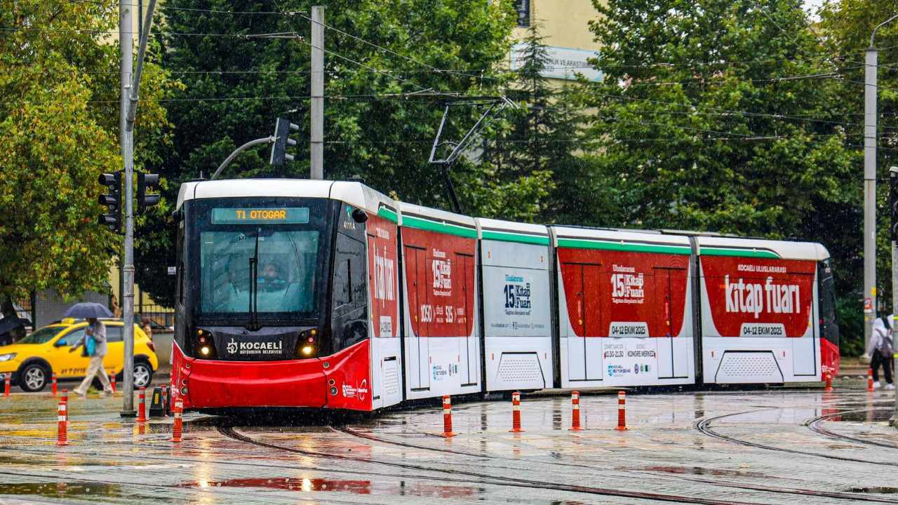 Tramvaylar Kitap Fuarı’na özel giydirildi