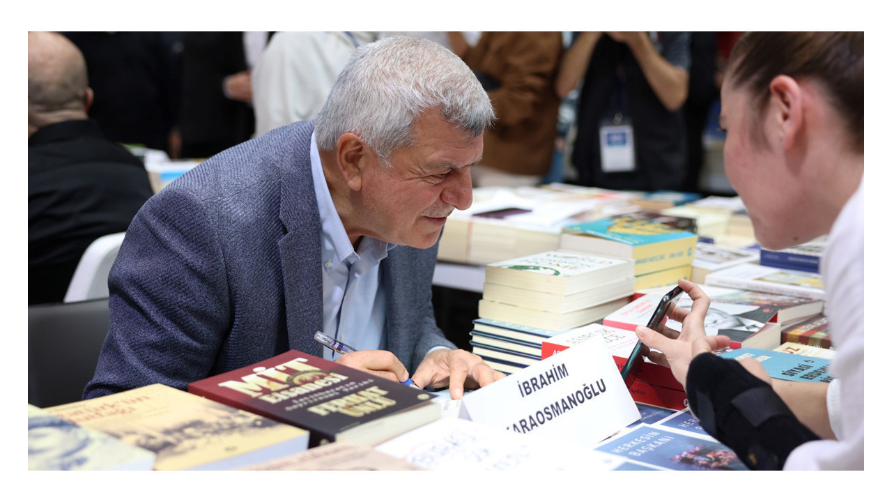 “Okurlar koşarak geliyor” dedi Karaosmanoğlu kitabını imzaladı