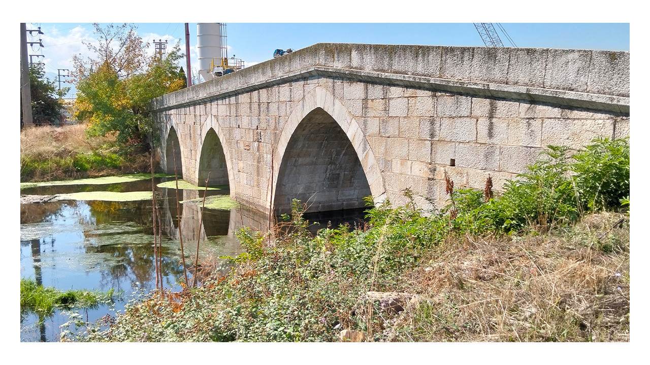 İzmit'teki tarihi köprü bakımsızlığa terk edildi