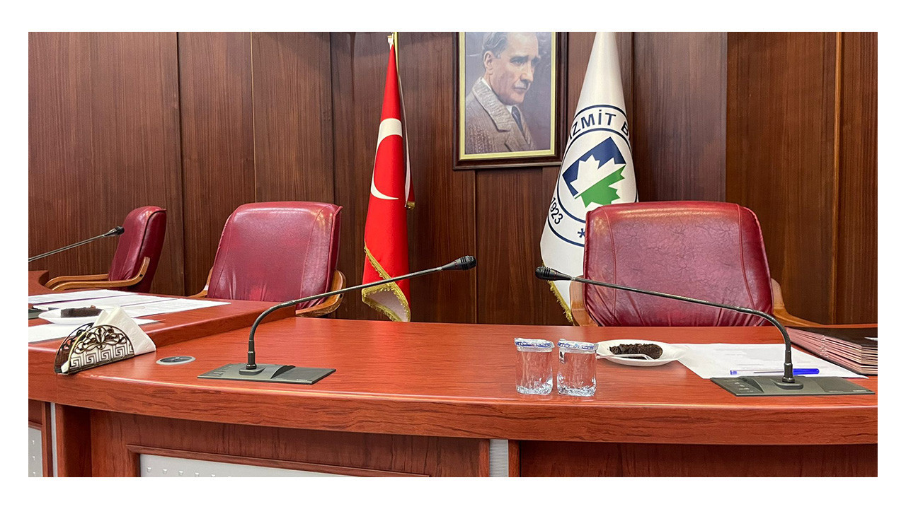 Hürriyet, parti seçimlerine kilitlendi, meclise gelmedi