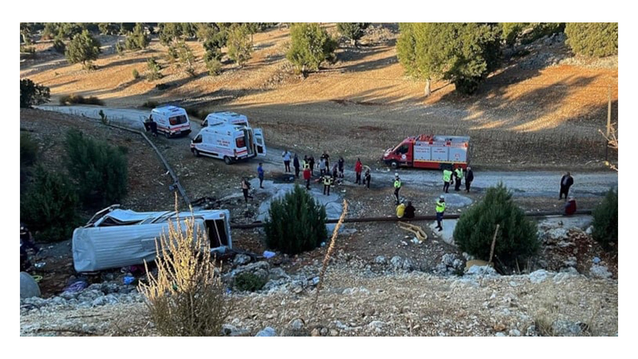Korkunç kaza! İşçi servisi devrildi: Çok sayıda ölü ve yaralı var