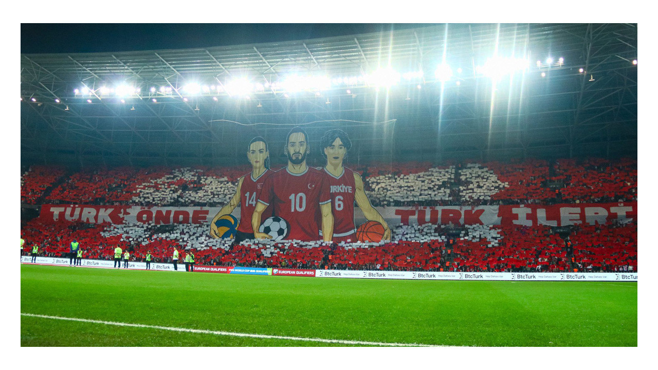 Kocaeli’de tribünler doldu taştı: On binler Türkiye’yi destekledi!