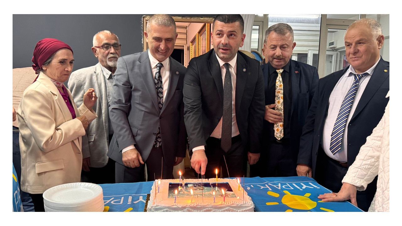 İYİ Partililer 8. Yılı pasta keserek kutladı