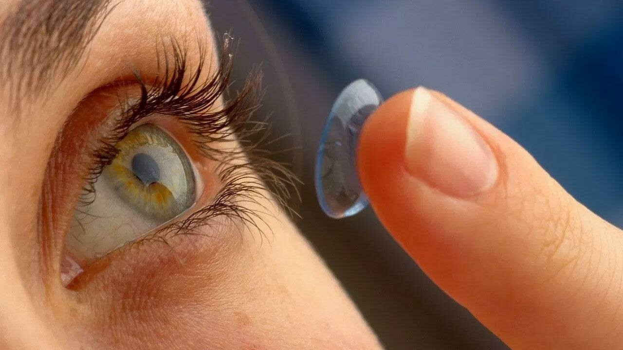 Duşta lensle kaldı, neredeyse kör oluyordu!