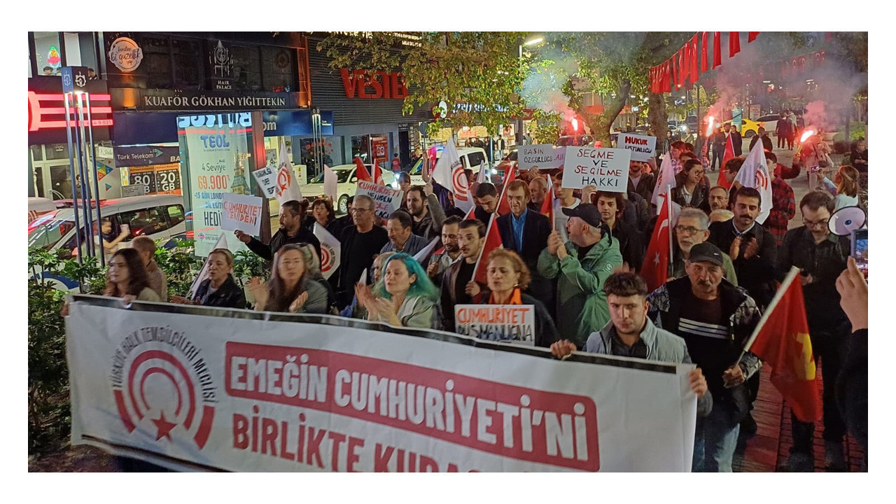 İzmit'te Halk Meclisi cumhuriyet için yürüdü