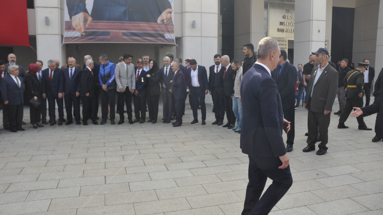 CHP’li Çiler AKP’lilerle aynı kareye girmedi