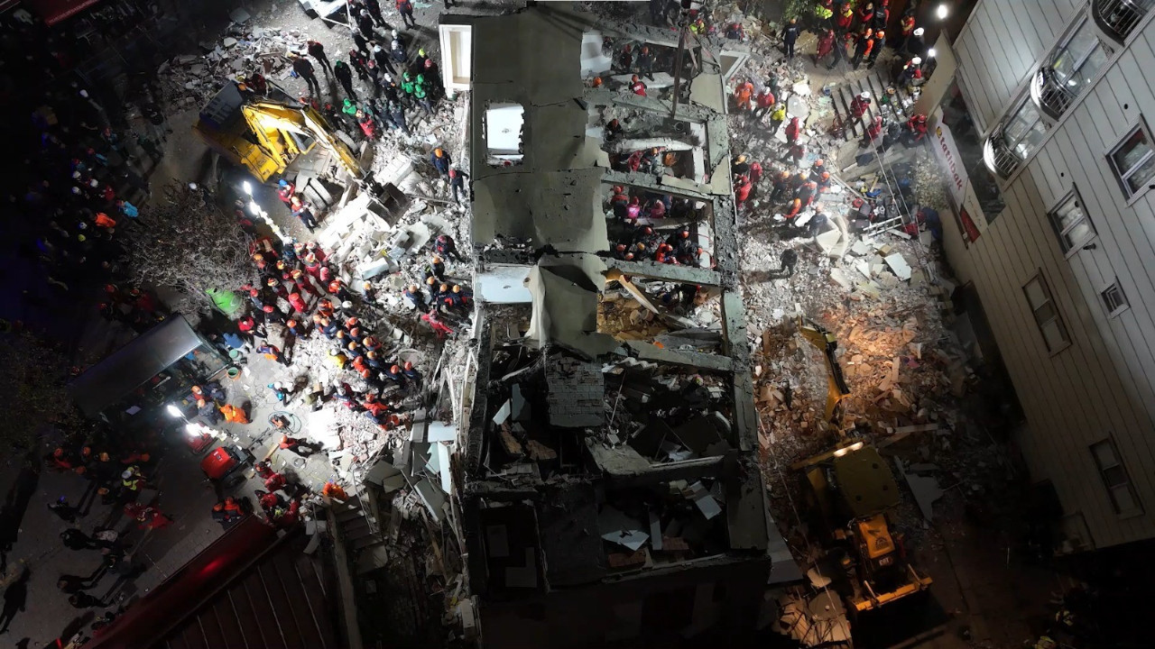 Gebze’de çöken binada arama-kurtarma çalışmaları 14. saatine girdi