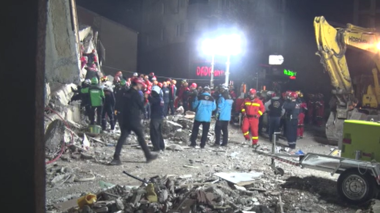 Gebze’deki enkazda anne babaya hala ulaşılamadı