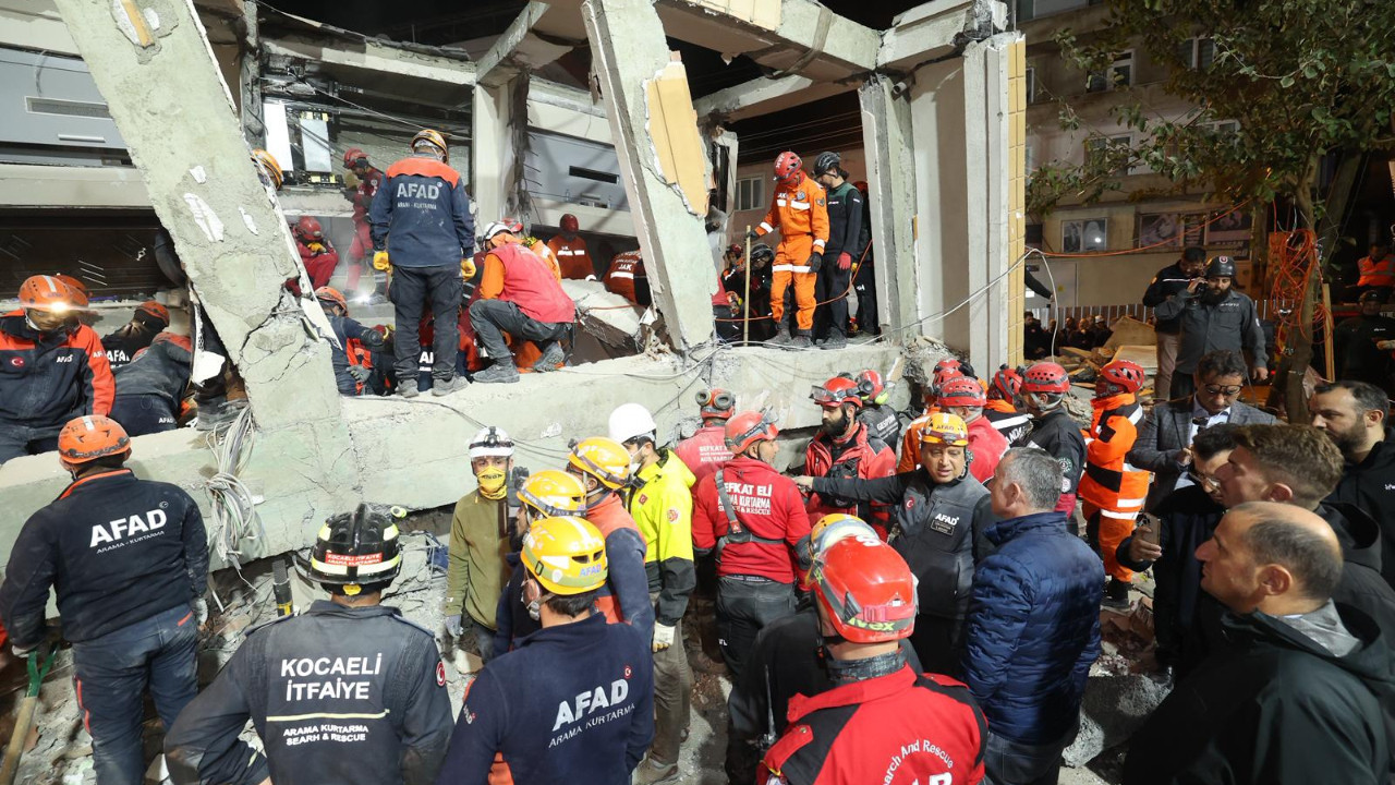 Gebze’de çöken binanın çevresindeki 9 aile tahliye edildi