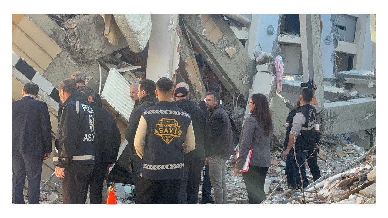 Gebze'de çöken binanın enkazında inceleme yapılıyor