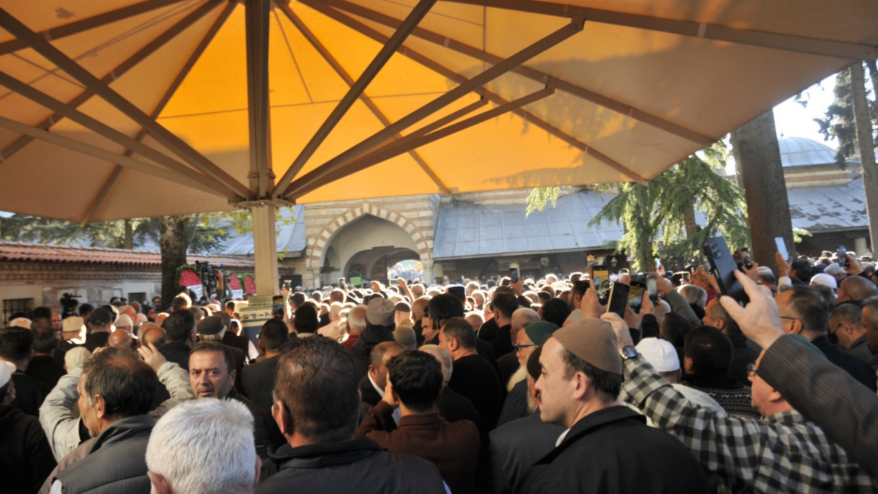 Cemaat o anı çekmek için cep telefonlarına sarıldı