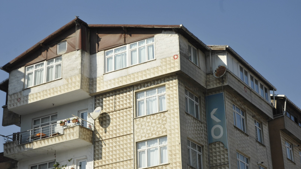 Çatlakların meydana geldiği binaya sonradan kat çıkılmış