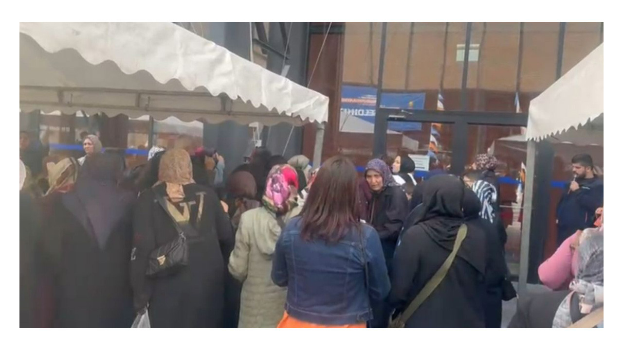 Genel başkan yardımcısı konuşurken kadınlar pideleri kapıştı