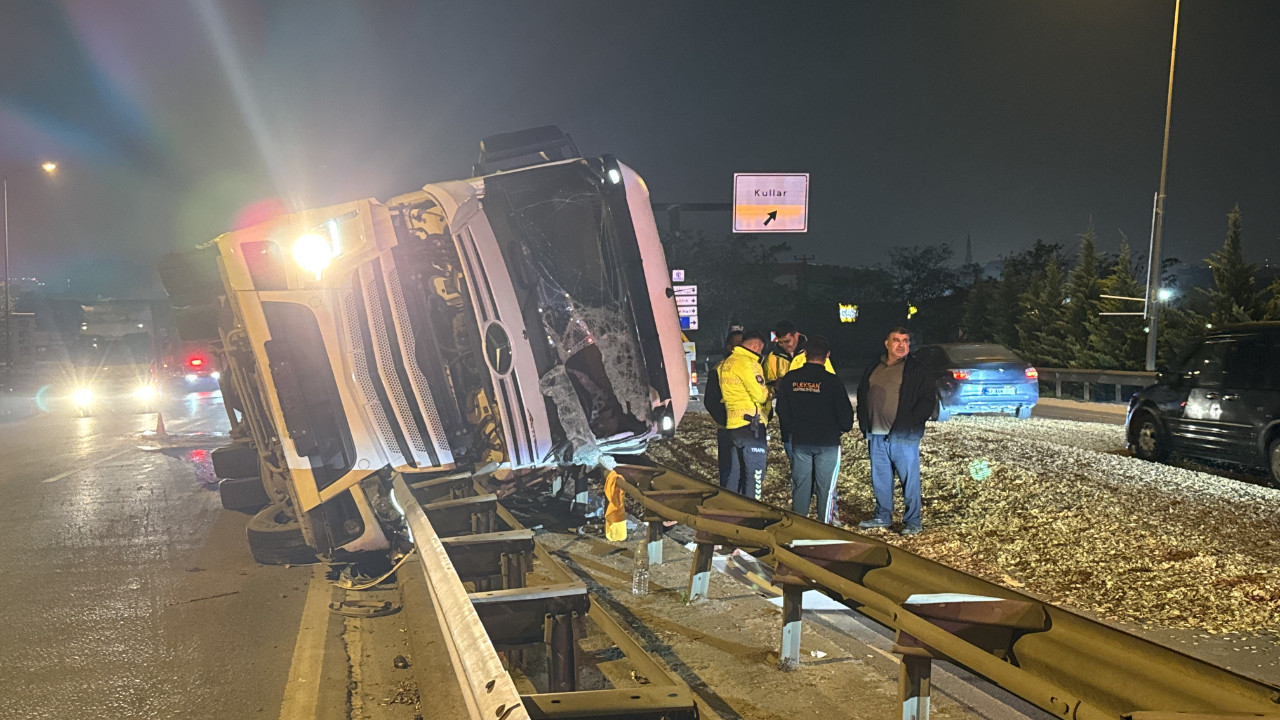 Kocaeli'de tır devrildi! Trafik aksadı