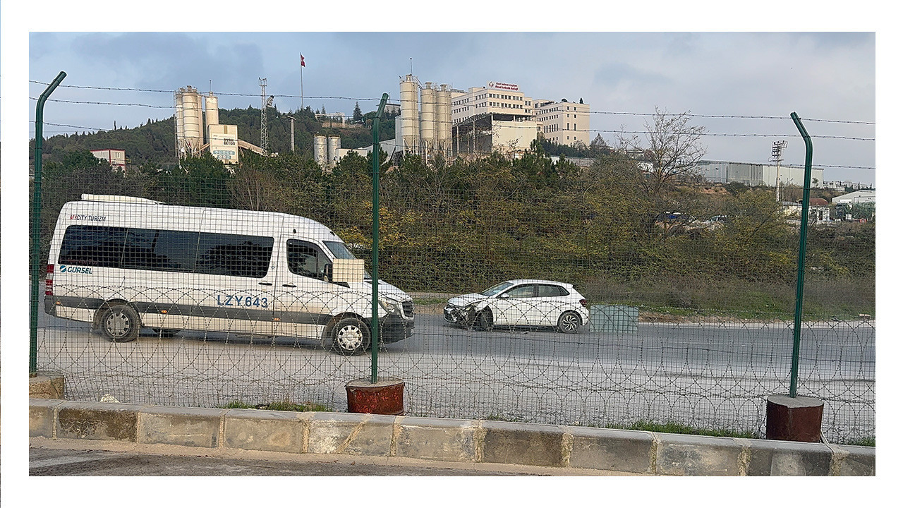 Kocaeli'de otomobil ile okul servisi çarpıştı!