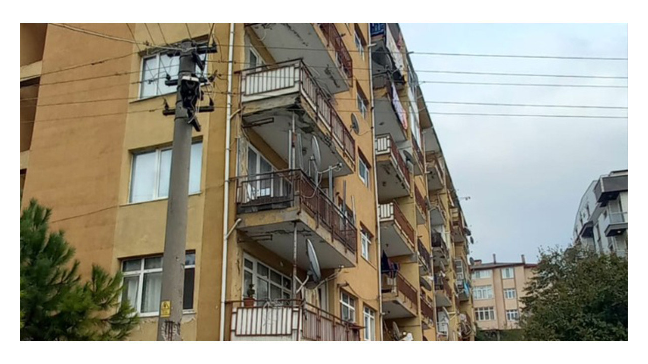 Gebze’deki 48 dairelik bina korku saçıyor