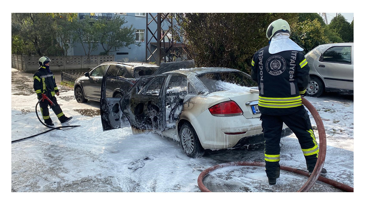 Kocaeli'deki araç yakıt aldıktan sonra alev aldı! 2 araç kül oldu