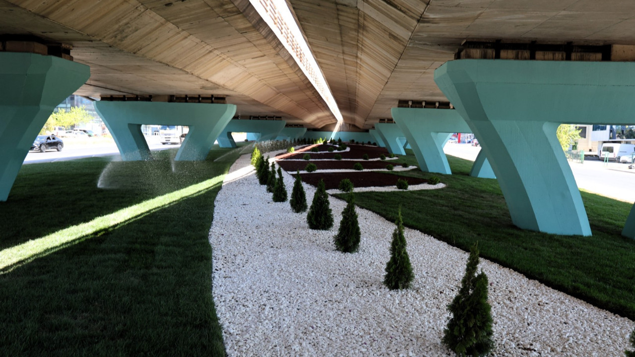 Gebze Topçular Köprülü Kavşağı yeşile büründü