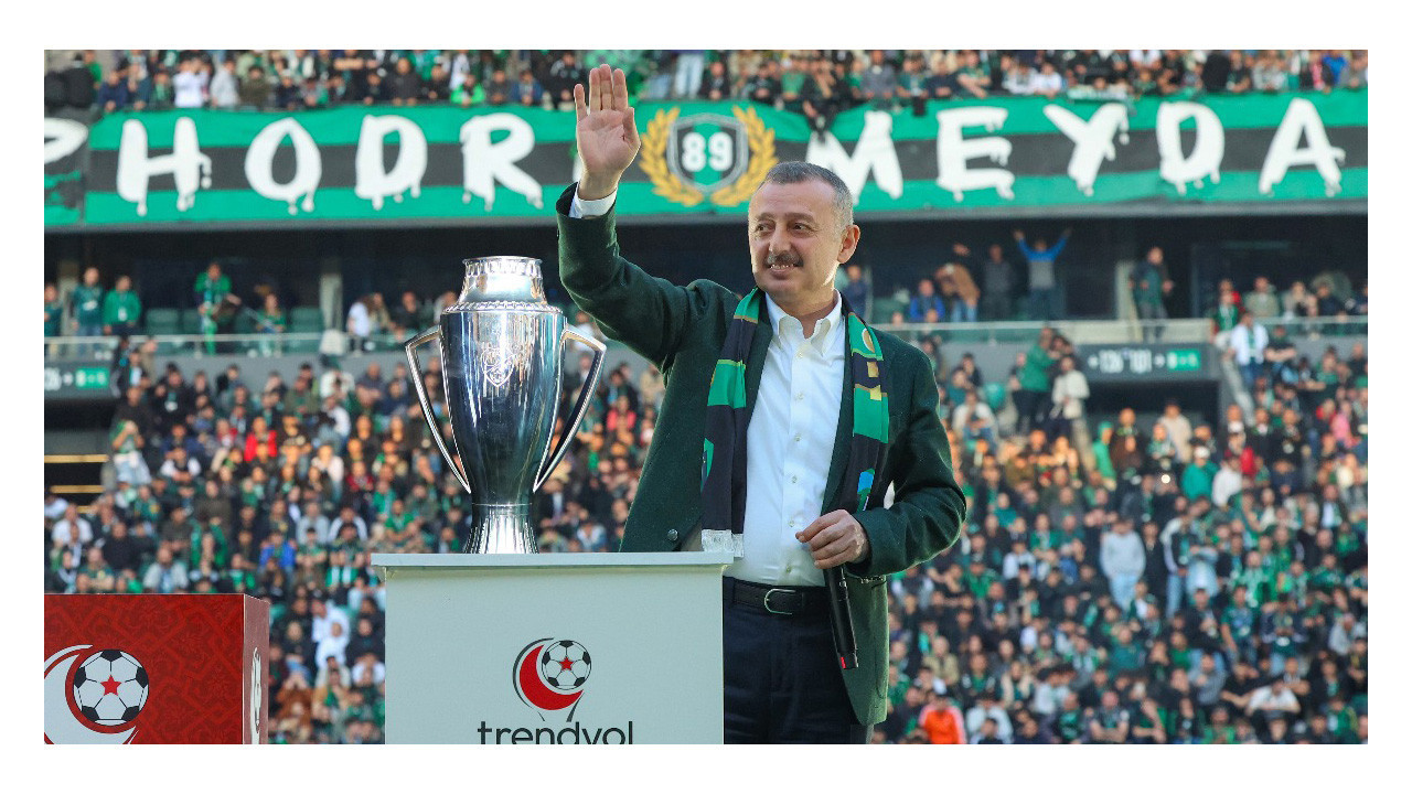 Büyükakın muhteşem zaferi kutladı