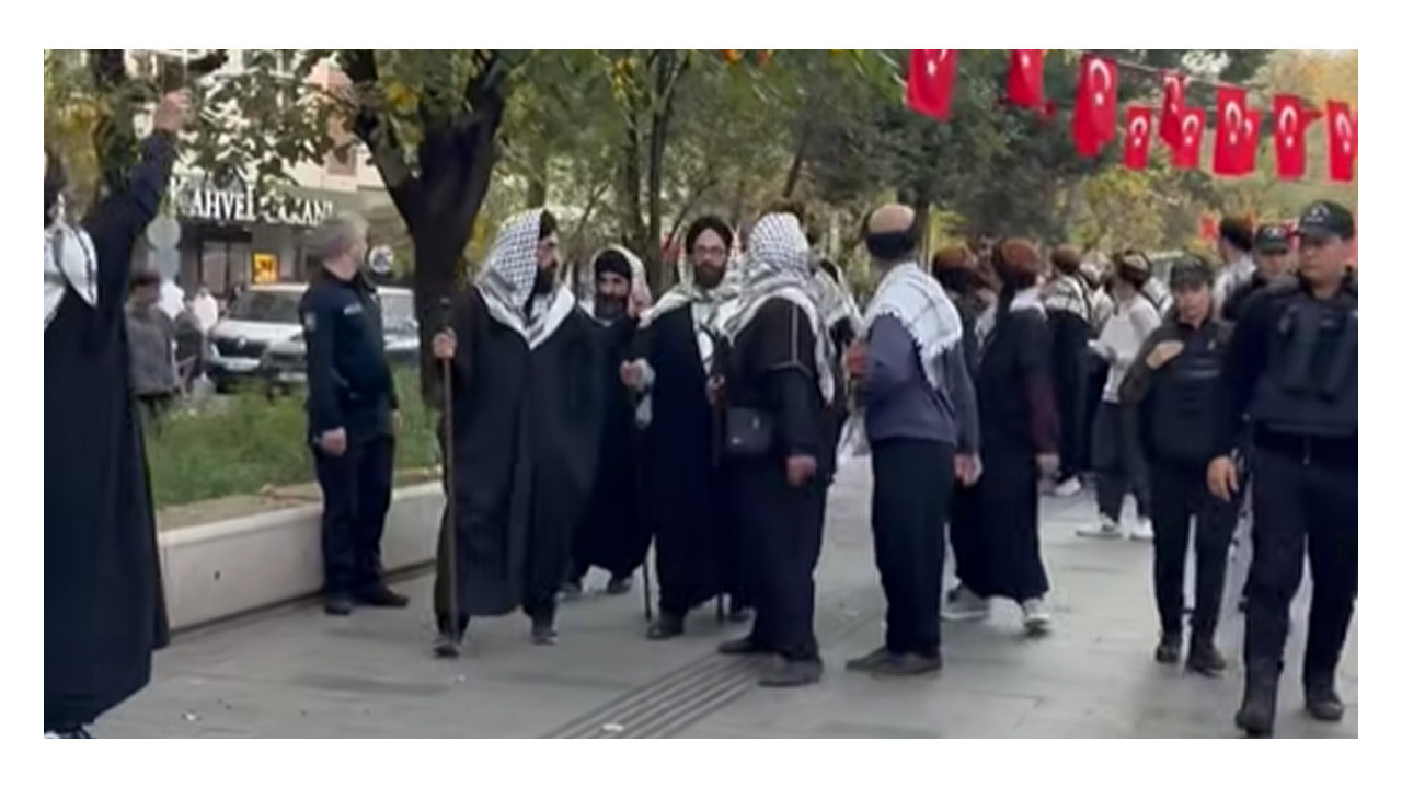 İzmit'te gerginlik: Atatürk karşıtı bildiri okudular, vatandaşlar müdahale etti!