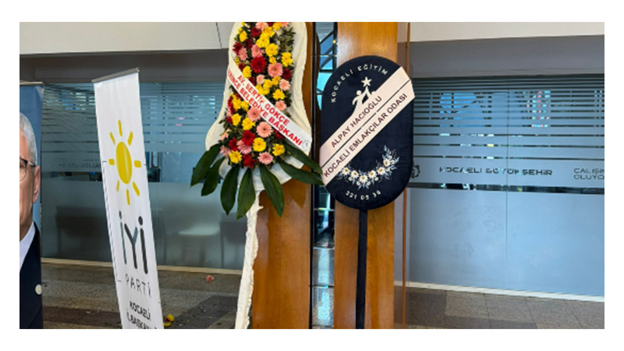 İYİ Partilileri CHP’li başkanın çelengi karşıladı