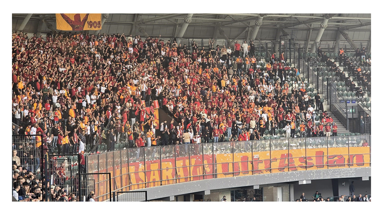 Galatasaray taraftarından Selçuk İnan tezahüratı