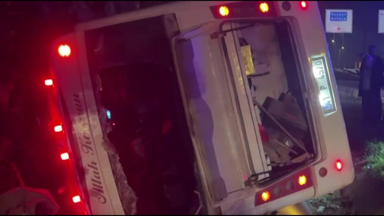 Gebze’de işçi servisi devrildi: 1’i ağır 8 yaralı