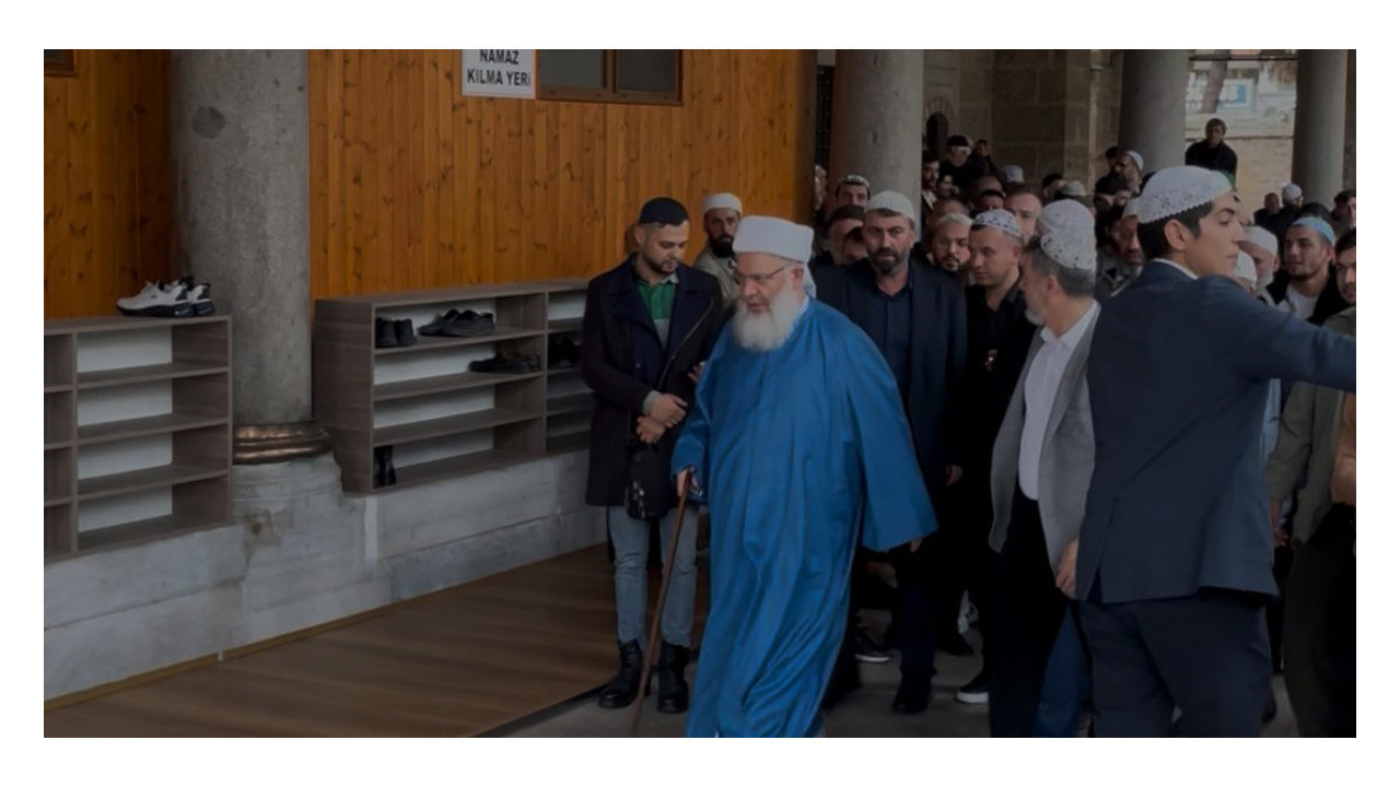 Yeni Cuma Camii’nde Menzil şeyhi hareketliliği!