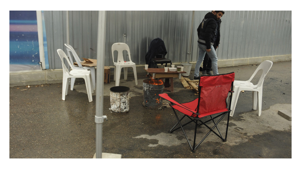 Çöken binanın enkazında yürek burkan görüntü! Bakın nasıl ısınmaya çalıştılar...