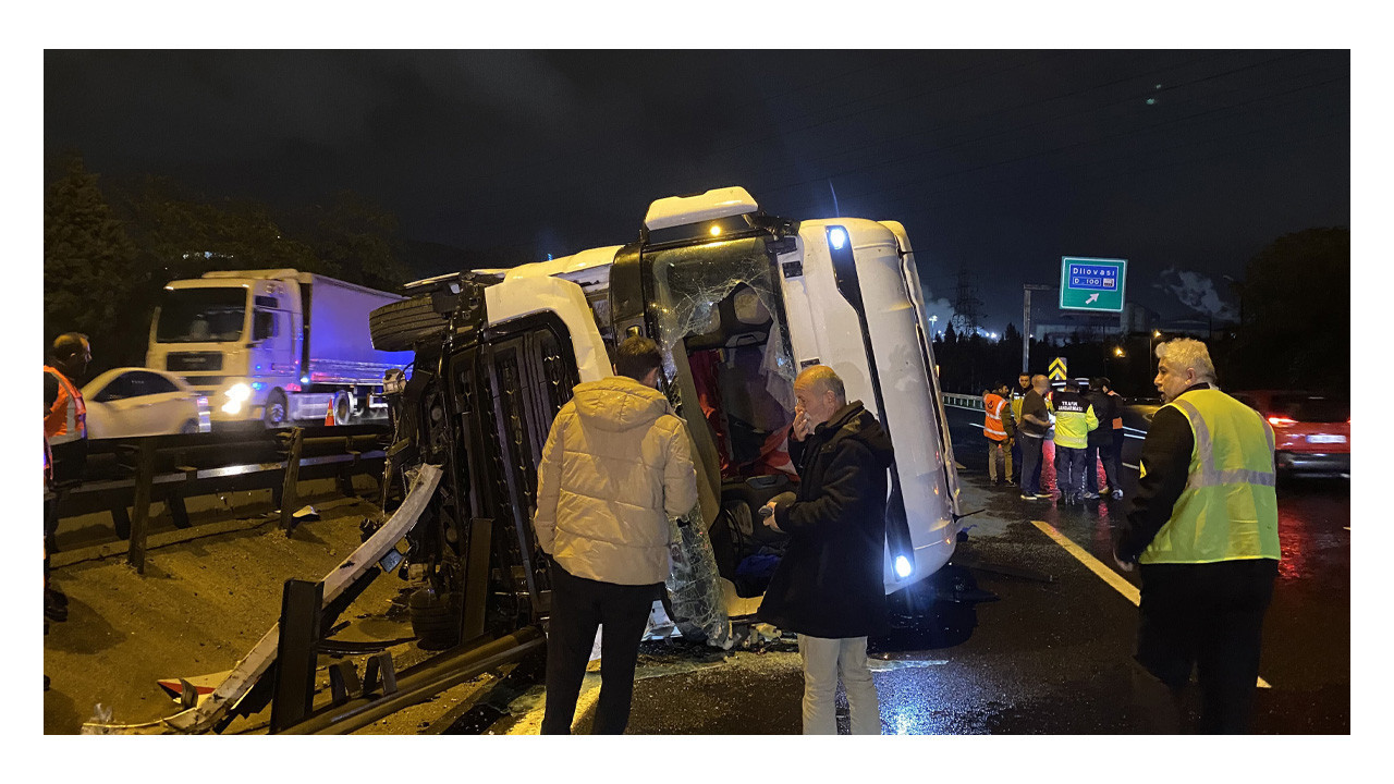 Kocaeli’de tır devrildi: Yaralı var