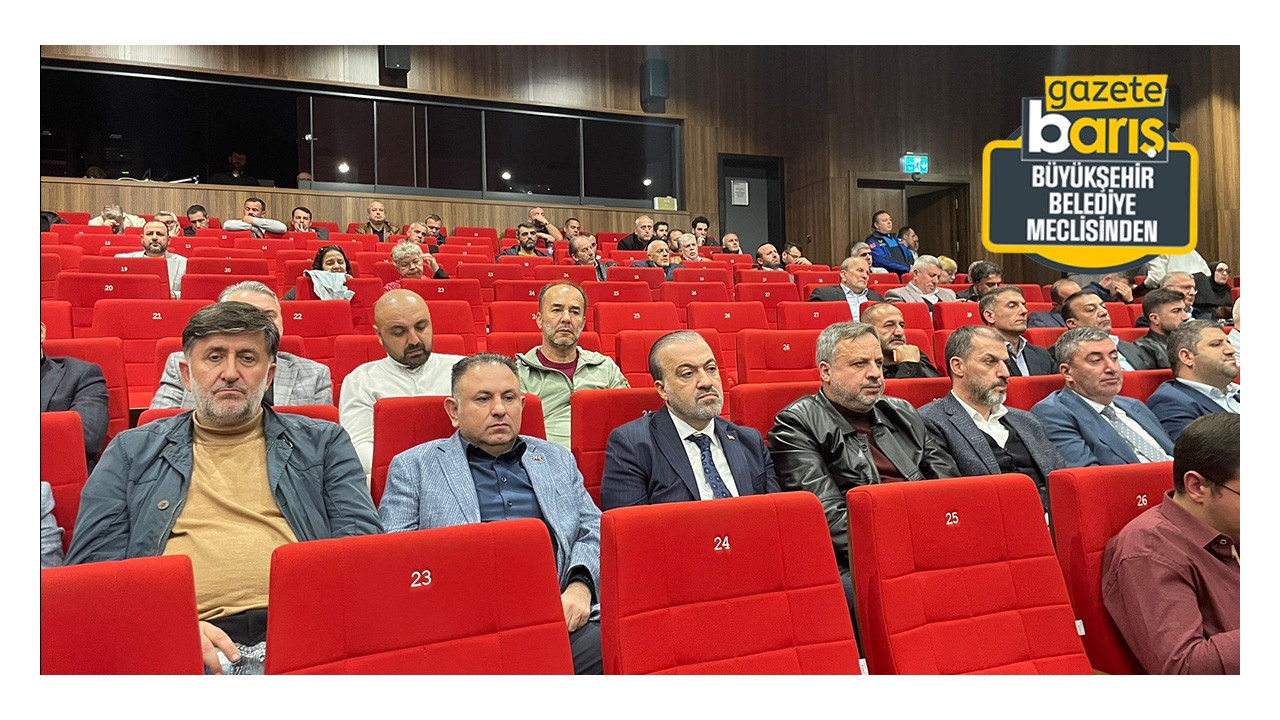 AKP'liler Büyükşehir Meclisi'ne kalabalık geldi