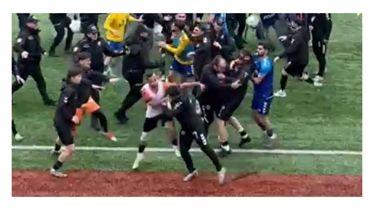 Kocaelili hocanın maçında ortalık karıştı: Tam 24 kırmızı kart!