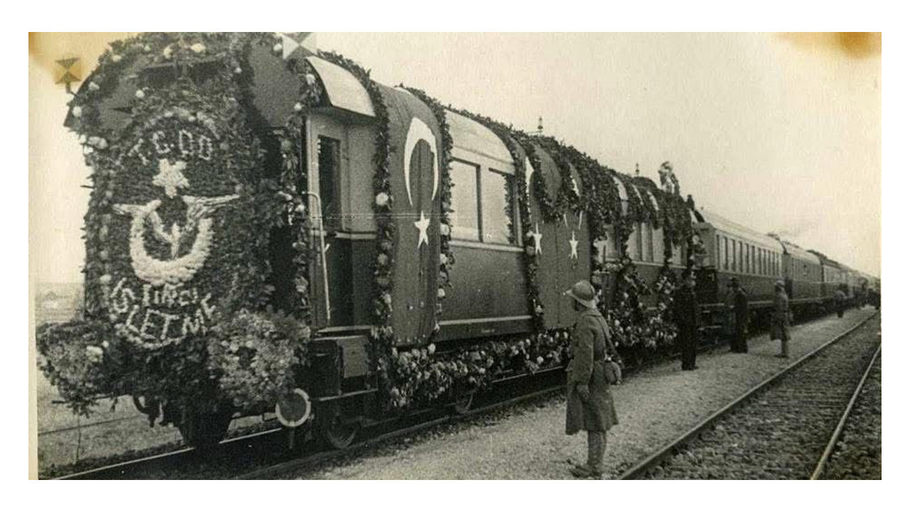 Yıl 19 Kasım 1938: Atatürk’ün naaşı İzmit’ten böyle geçti