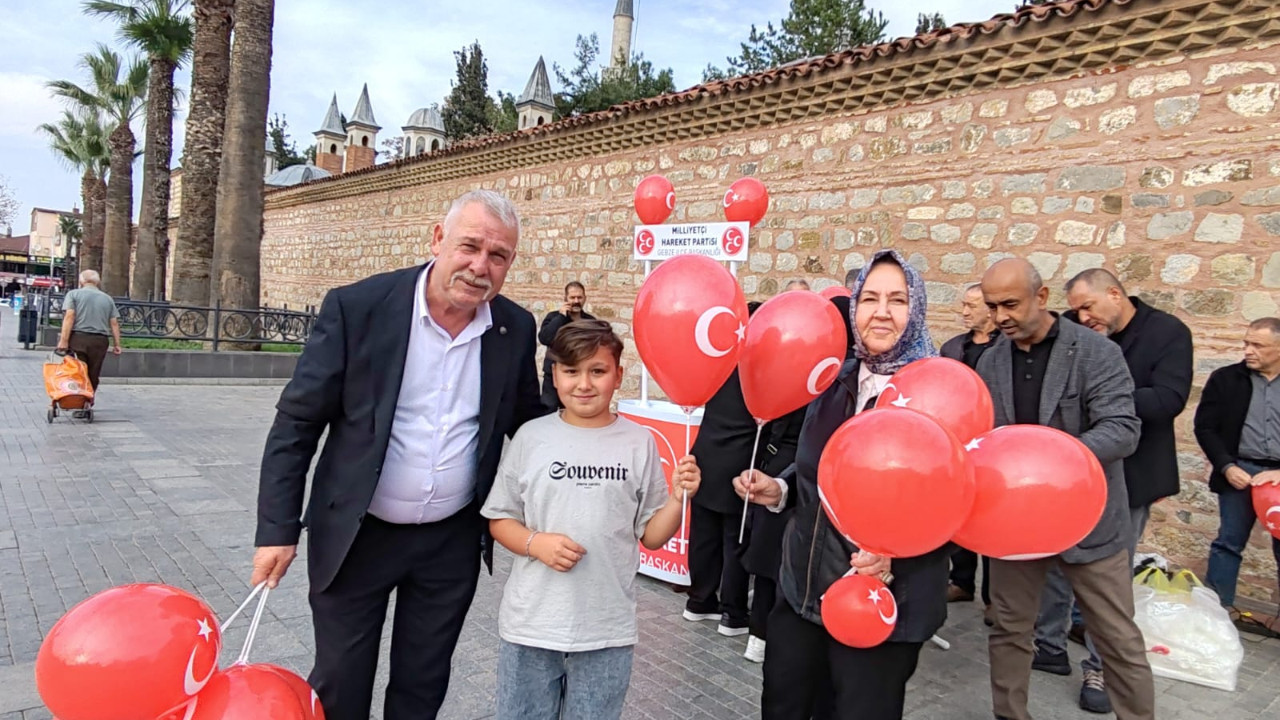 MHP’liler Dünya Çocuk Hakları Günü’nde balon dağıttı