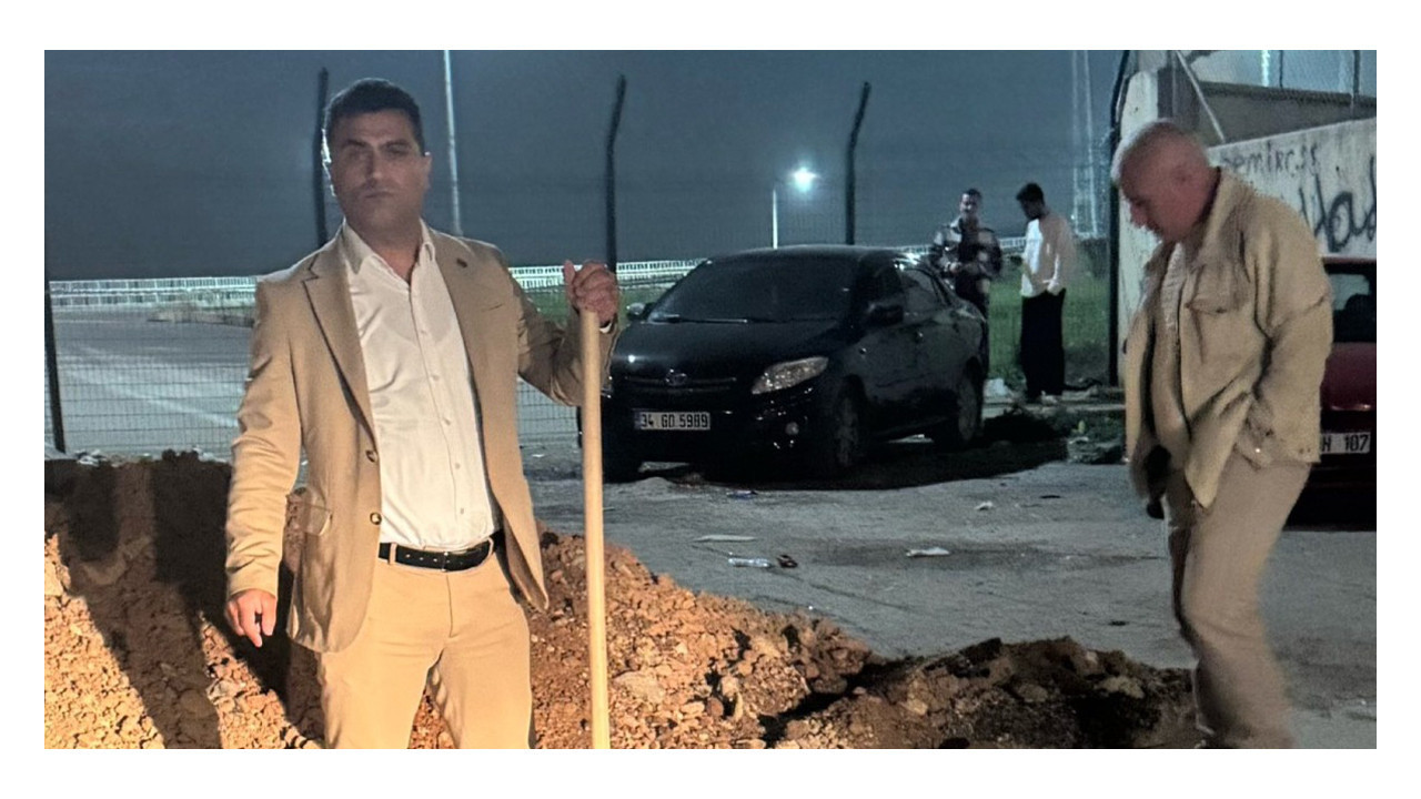 Belde Port kazdı, muhtar kürekle doldurdu